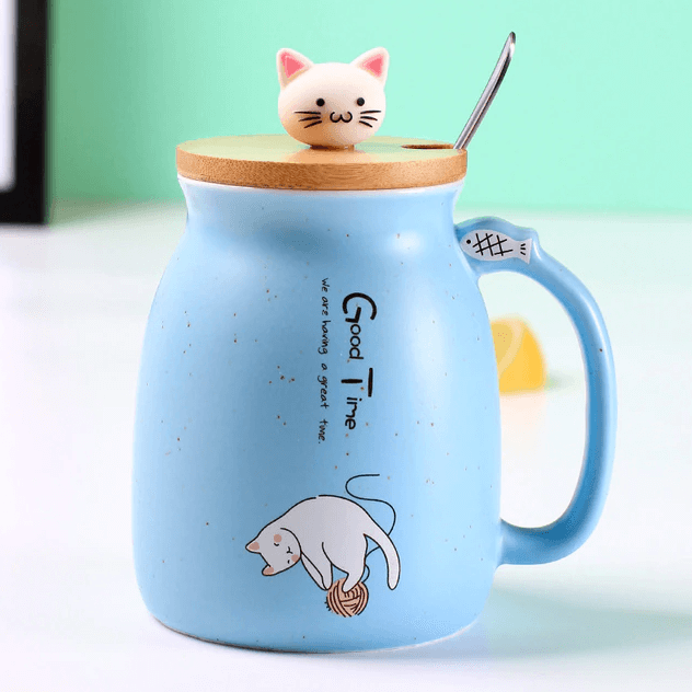 Kaffekopp med søtt kattemotiv. Laget av keramikk, komplett med lokk og skje.