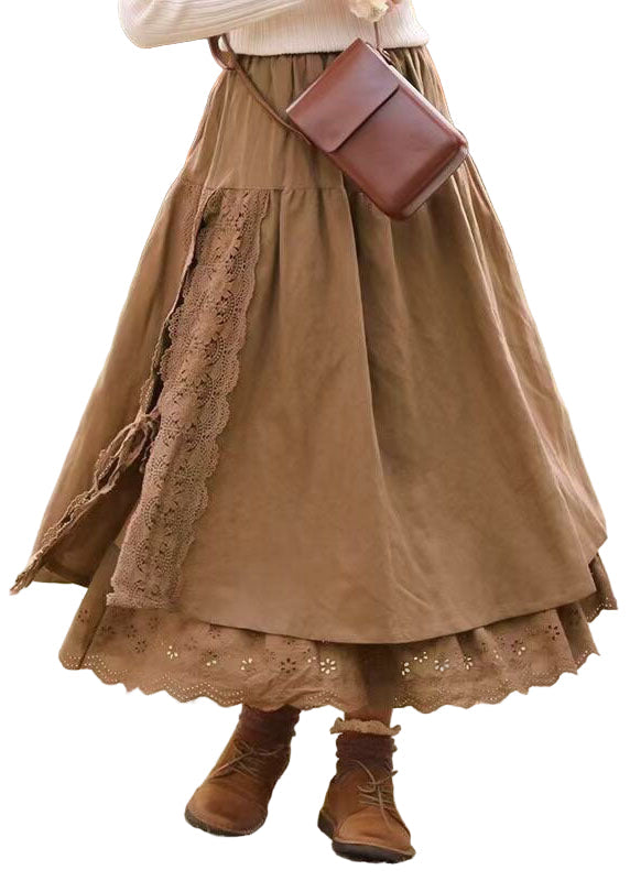 Søtt kvinnerskjørt i beige med blondedetaljer og patchwork design, perfekt for vår og sommer.