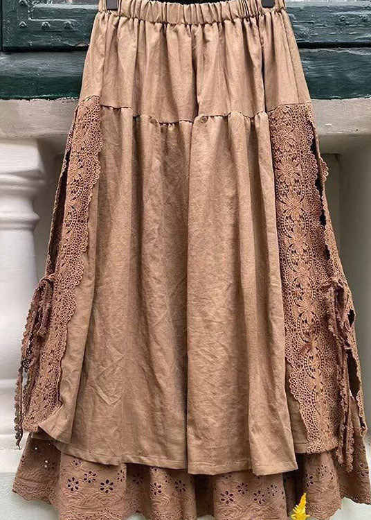 Søtt beige kvinnerskjørt med blonder og patchwork, en komfortabel og trendy stil for sommerdager.