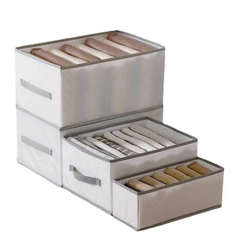 Detaljbilde av sammenleggbar klesorganisator, viser stoff og struktur for optimal garderobe.