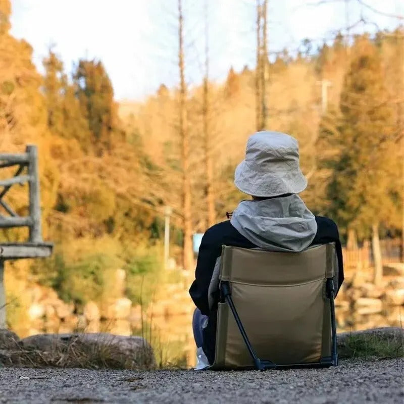 Praktisk strandstol med ryggstøtte for utendørs bruk, kompakt når sammenbrettet.