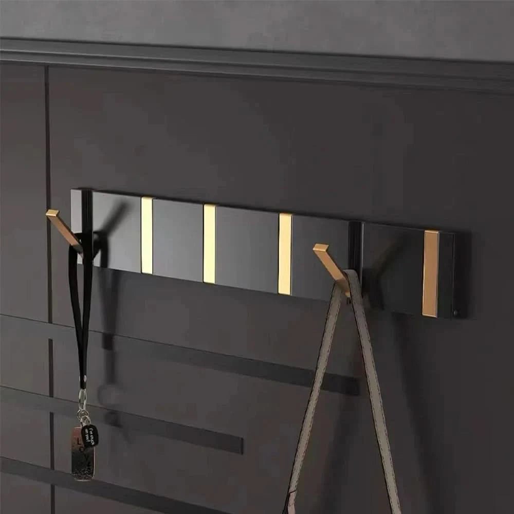 Plassbesparende håndklekrok til badet, minimalistisk sammenleggbar design, for moderne interiør.