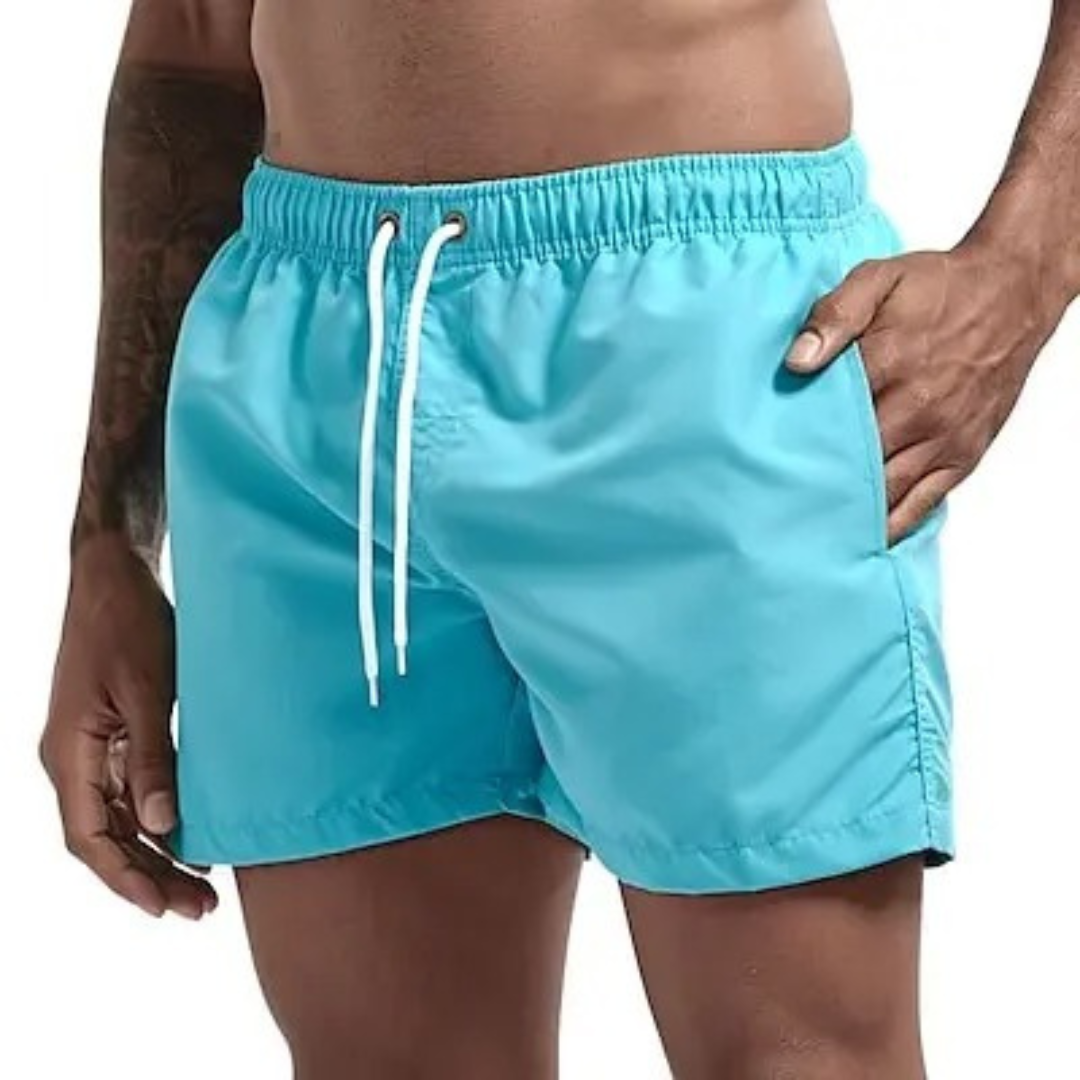 Detaljbilde av hurtigtørkende, sorte herre badeshorts med snøring.
