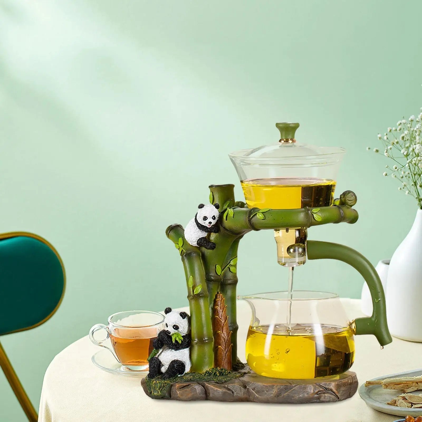 Komplett te-sett med panda-tema; inkluderer glass-tekanne og kopper. Nyt din grønne te.