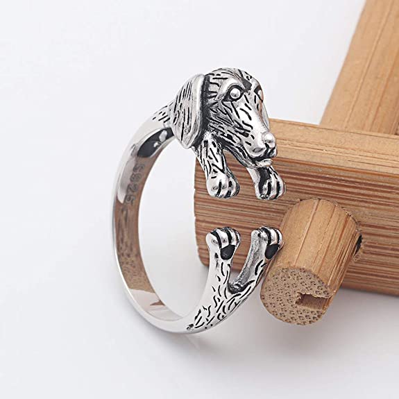 Vakker justerbar dachshundring i sølvbelagt design. Ideell gave til kvinner og hundeelskere.