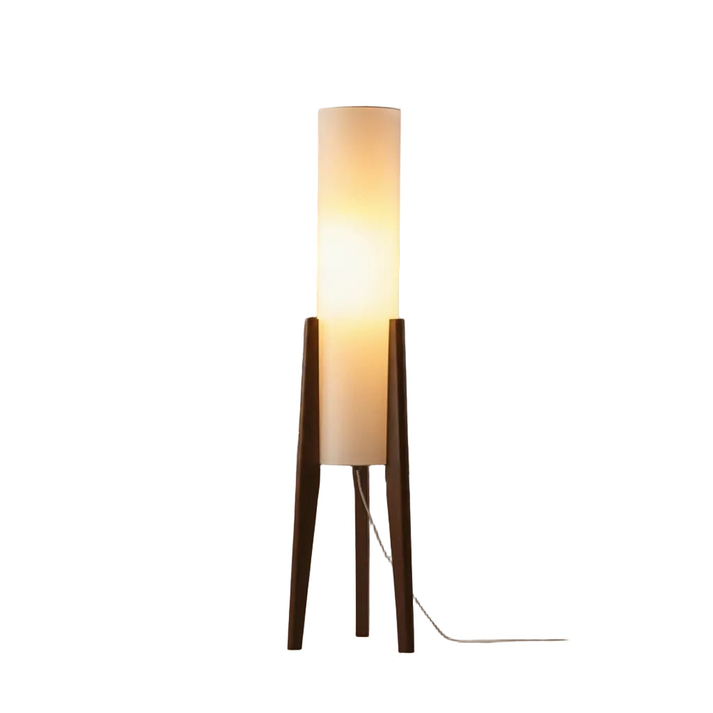 Skandinavisk gulvlampe med slank valnøttbase, dimbart LED-lys for moderne stuebelysning.