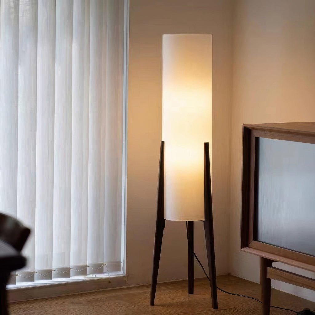 Elegant skandinavisk gulvlampe i valnøtt, med dimbart LED for funksjonell og stilfull interiørbelysning.