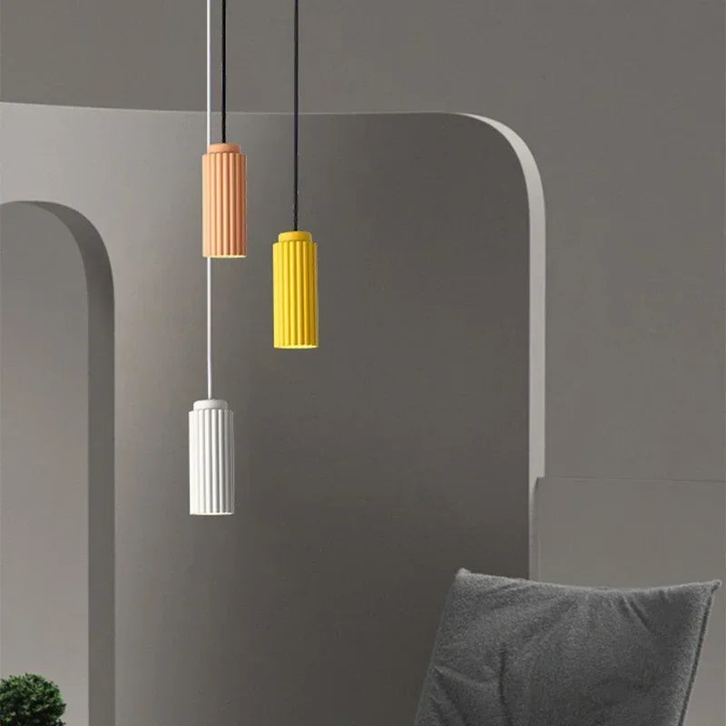 Hvit Skandinavisk pendellampe i minimalistisk design. Dekorativ belysning og funksjonell LED lampe til gangen.