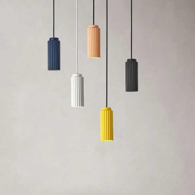 Moderne taklampe i grå metall, med LED belysning. Enkel og elegant designlampe til innendørs bruk.