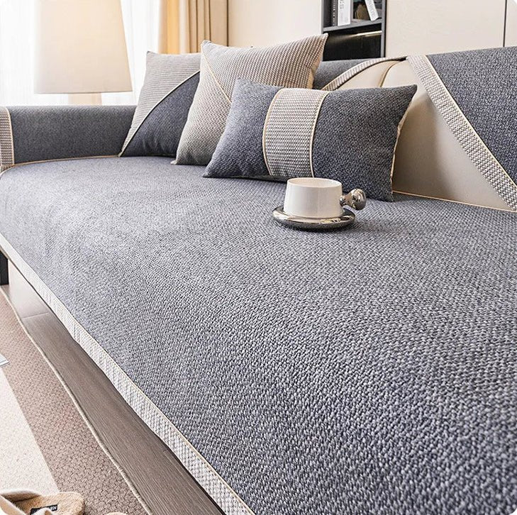 Komplett sofatrekk med sklisikker bunn. Stilrent og funksjonelt møbelbeskyttelse for hele sofaen.
