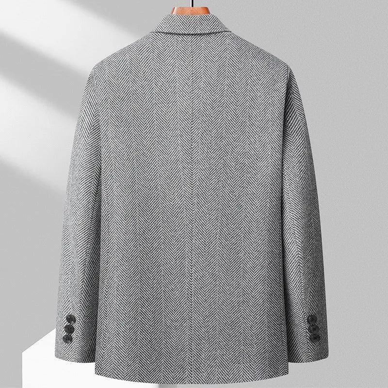 Brun herreblazer med skreddersydd snitt og tidløst sildebensmønster, ideell for et sofistikert uttrykk.