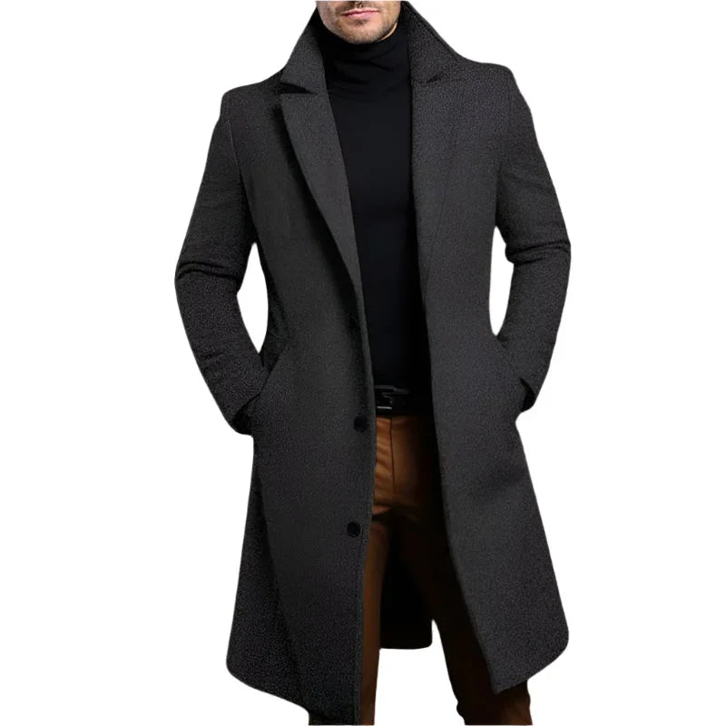 Elegant skreddersydd menns kåpe, mellomlang design i varm ull for et sofistikert utseende.