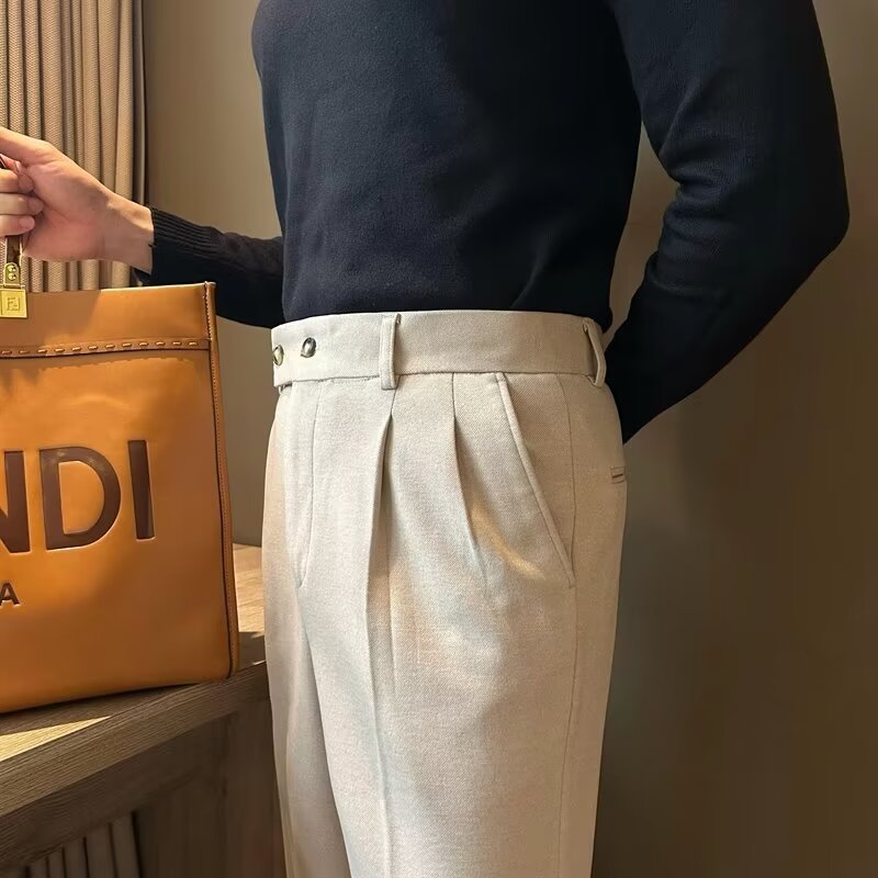 Formelle skreddersydde dressbukser for menn med høy midje og oppbrett. Klassisk og sofistikert stil.