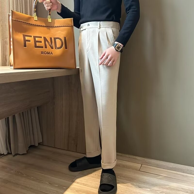 Business-herrebukser, skreddersydd med høy midje for en klassisk og elegant look. Komfortabel for lange dager.