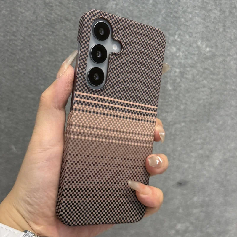 Slankt Samsung Galaxy telefondeksel med stilig karbonfibermønster, gir robust beskyttelse.