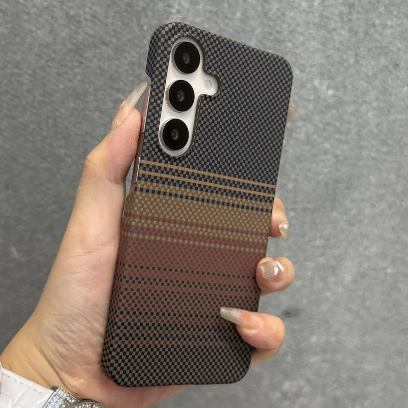 Elegant karbonfiber deksel til Samsung Galaxy S24, med slank profil og forbedret mobilbeskyttelse.