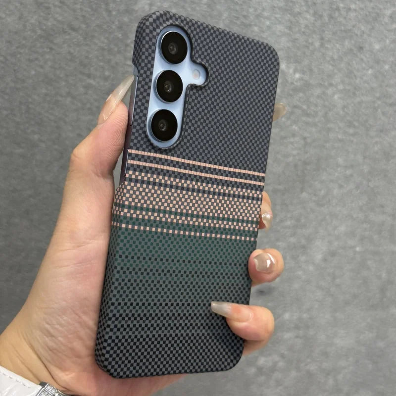 Telefondeksel til Samsung Galaxy med taktilt karbonfiber-look, gir sikkert grep og støtbeskyttelse.