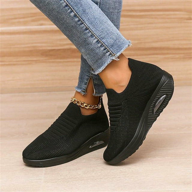 Moderne damesneakers, lettvekt slip-in joggesko, ideell for hverdagskomfort og enkle treningsøkter.