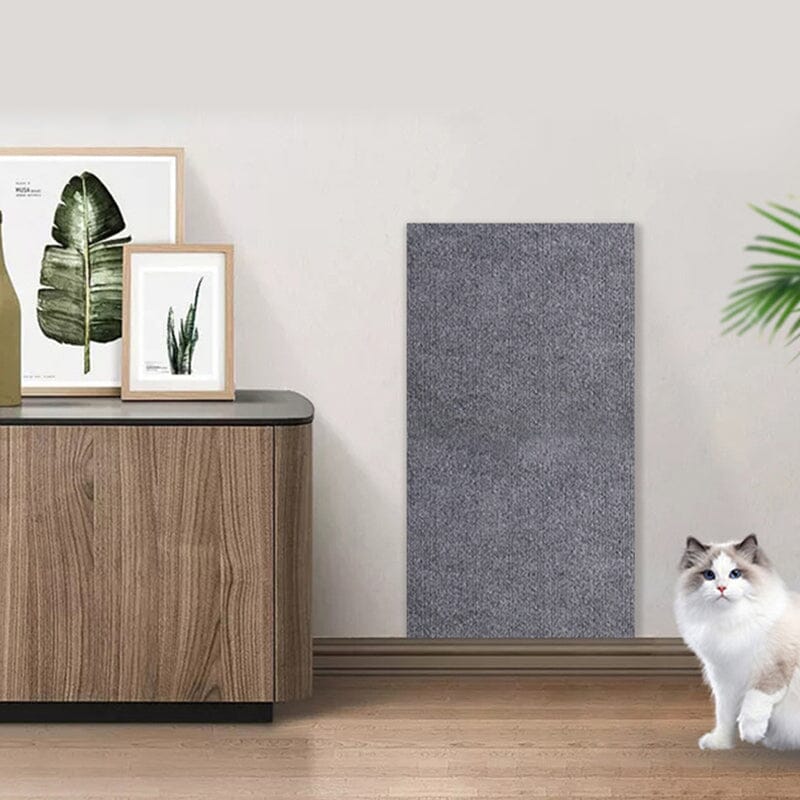 Kattunge leker med klorematte, stimulerer naturlig kloreatferd og sparer møbler.