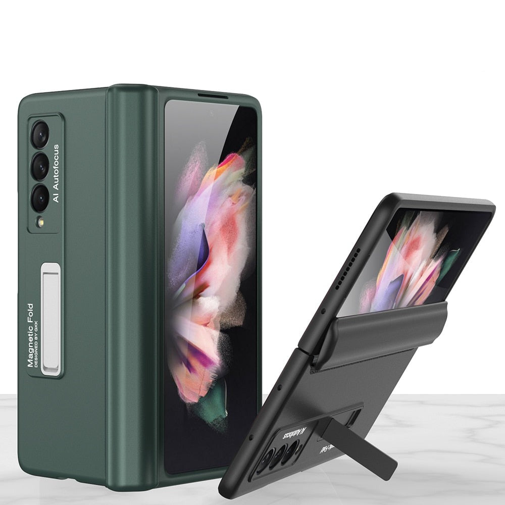 Gullfarget telefondeksel for Samsung Z Fold 3, med integrert stativ og slitesterk overflate.