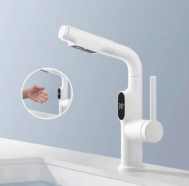 Bruker justerer vann med digital smart kran; temperaturvisning for perfekt varme og komfort.