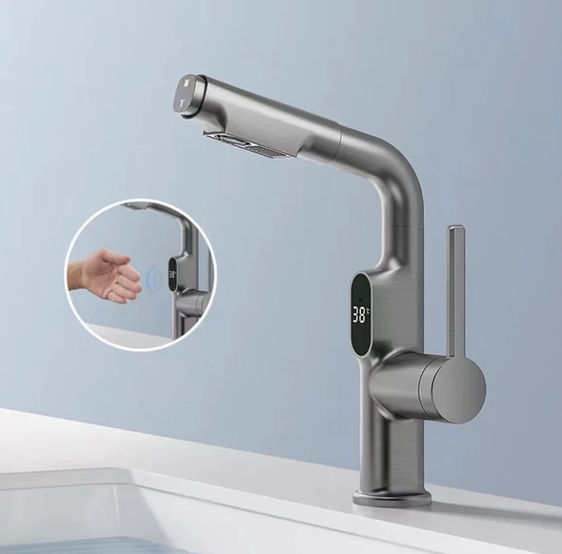 Børstet stål smart kran med slank design, uttrekkbar tut og digital temperaturvisning.