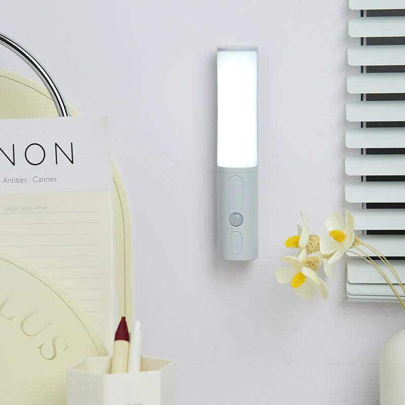 Trådløs oppladbar LED nattlampe med bevegelsessensor for smart og energieffektiv hjemmebelysning.