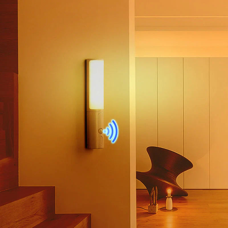Kompakt smart nattlampe med LED-lys og bevegelsessensor, perfekt for enkel montering i mørke områder.