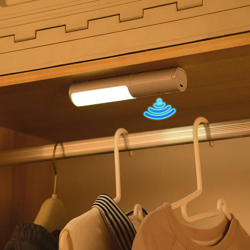 Hvit oppladbar LED nattlampe med bevegelsessensor. Enkel installasjon for trygt, dimbart lys.