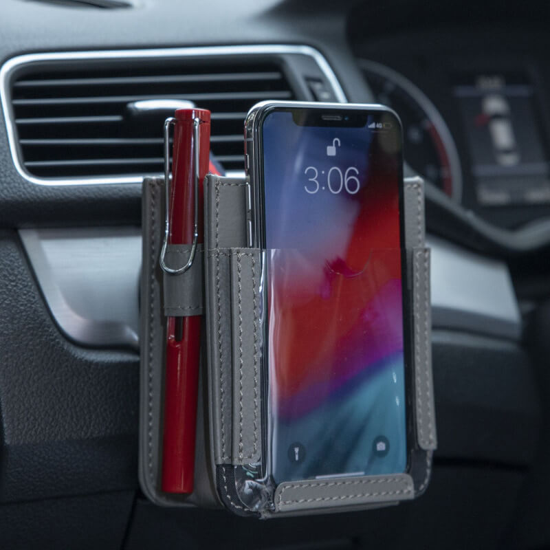 Elegant PU-skinn bilorganisering med mobilholder, perfekt for trygg og organisert kjøring.