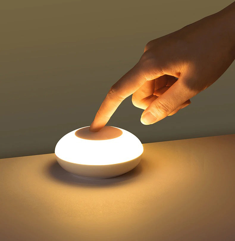 Trådløs leselampe med integrert Qi-lader, en smart LED-bordlampe som er skånsom mot øynene.