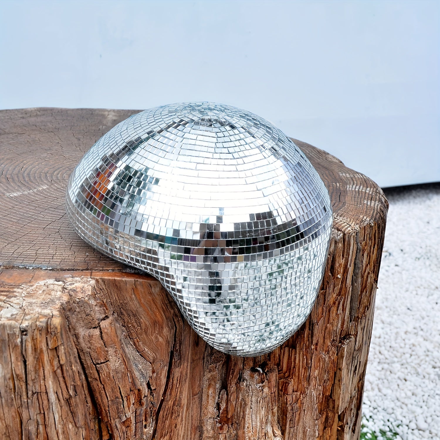 Moderne kunst diskokuleskulptur. Unik hjemmedekorasjon for en levende, reflekterende atmosfære.