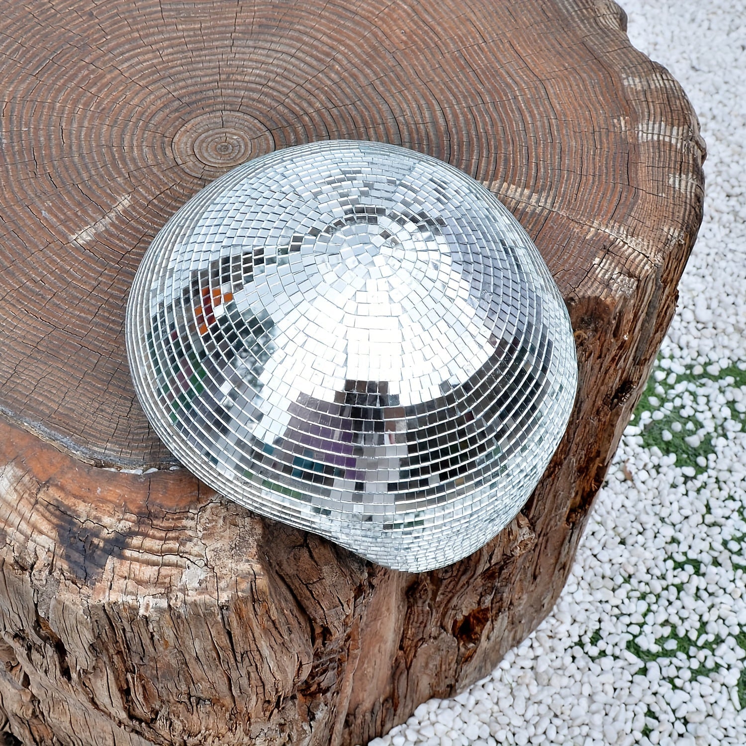 Dekorativ smeltet diskokule. Reflekterende interiørdesign, festtilbehør og gaveideer.