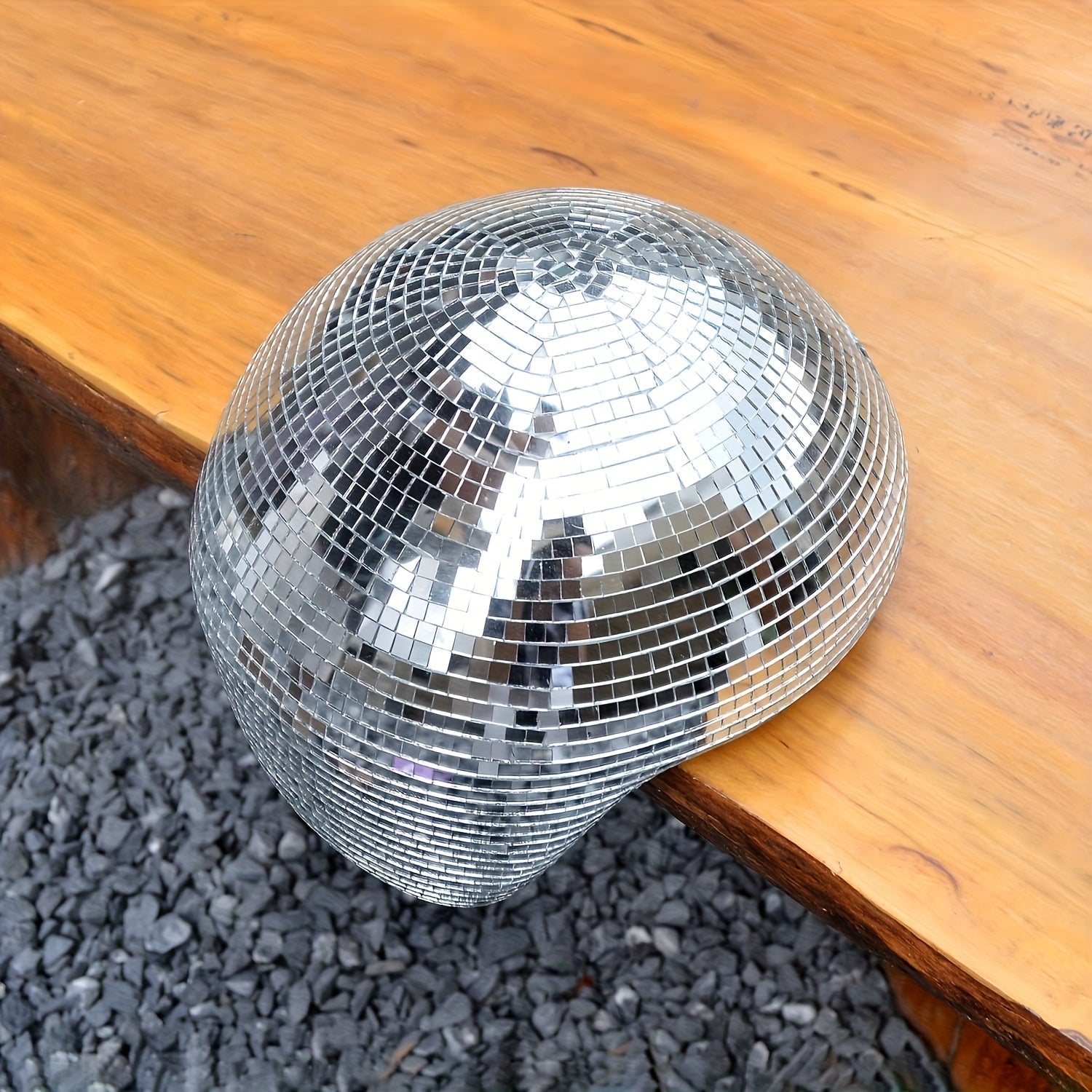Slående diskokule dekorasjon. Reflekterende overflate, unikt design for hjem og fest.