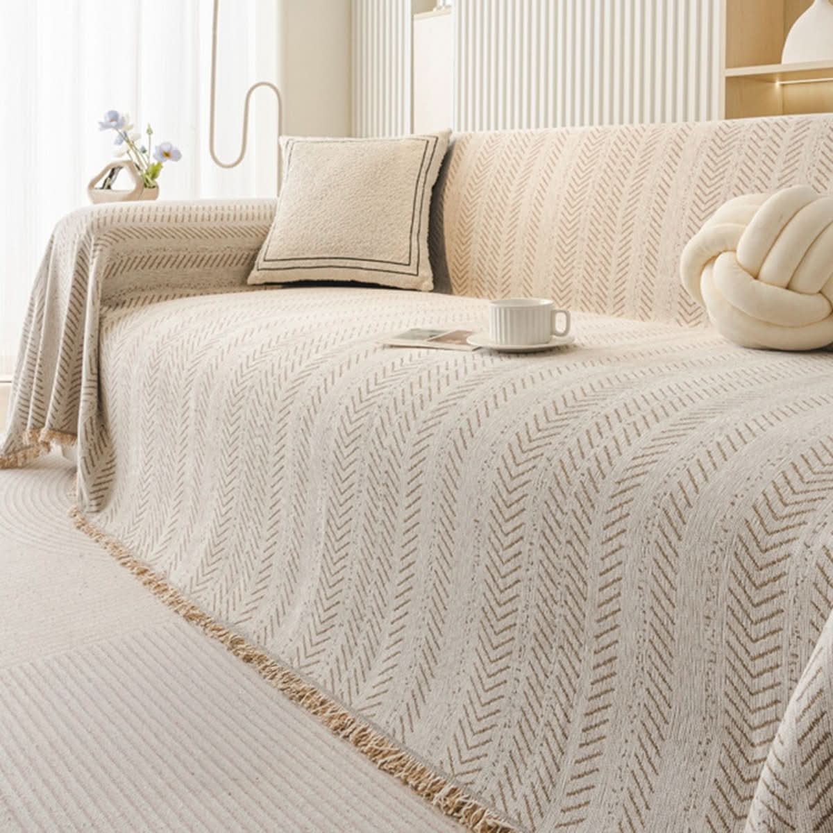 Sofatrekk ripebestandig i chenille med elegant fiskebeinsmønster. Perfekt møbelbeskyttelse og dekor for stuen.
