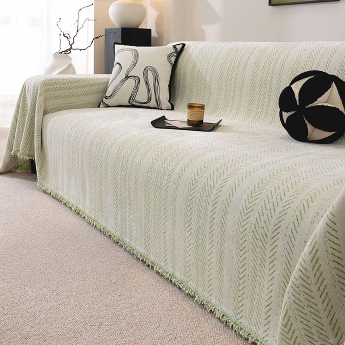 Elegant sofatrekk i chenille. Ripebestandig og med et klassisk fiskebeinsmønster for stuen din.