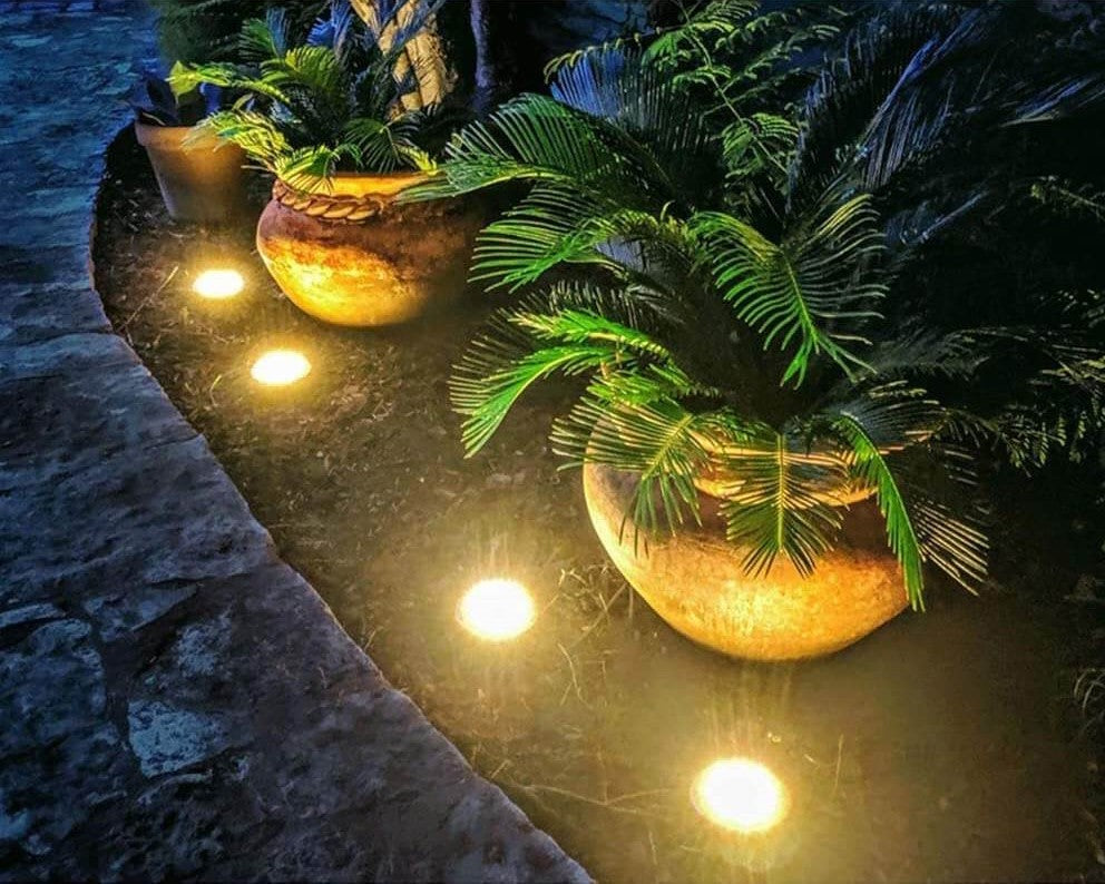 Energibesparende 8 LED solcellelys for utendørs bruk. Perfekt som stemningsfull og funksjonell hagebelysning.