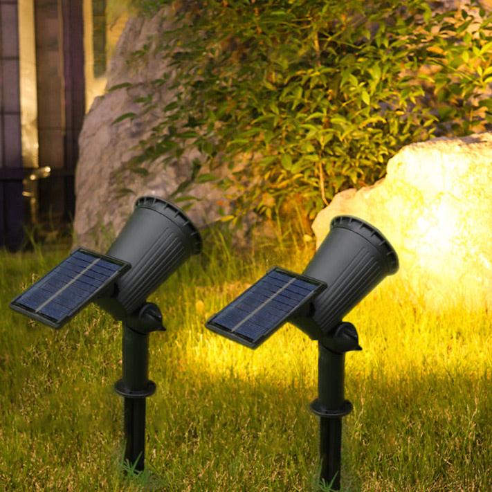 Værbestandig solcellelampe lyser opp hagegang, skaper varmt, energibesparende stemningslys.