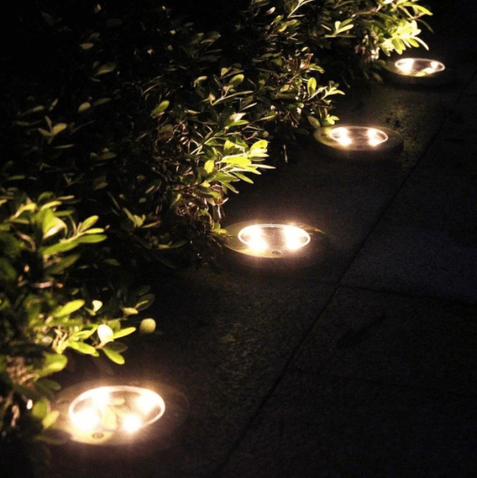 Energieffektiv solcellelampe for sti og blomsterbed, gir trygghet og vakkert varmt hvitt lys.