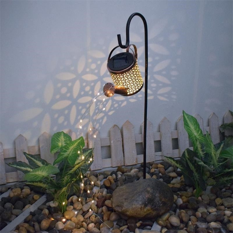 Elegant solcelle vannkanne med LED-lys for utendørs bruk, en vakker og automatisk hagedekorasjon.