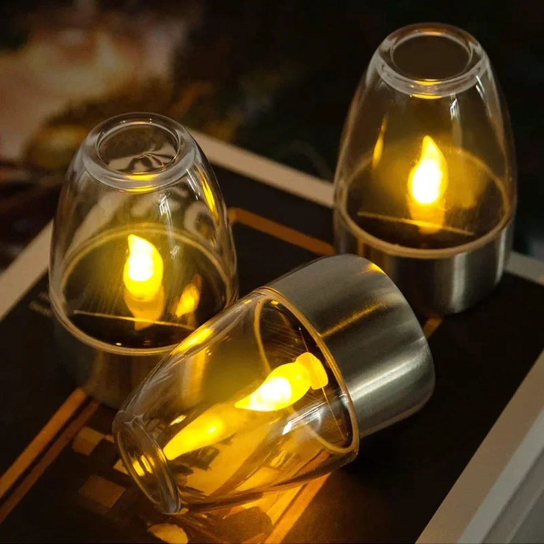 Dekorativt utendørs LED stearinlys med naturtro gul flamme, perfekt for terrasse og hage.