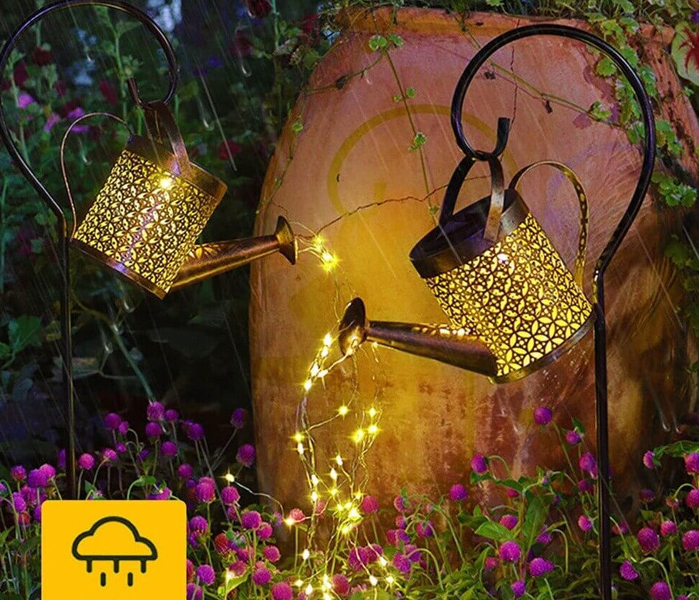 Dekorativ solcellelampe for hage. Jernvannkanne med integrerte LED-lys skaper en unik utebelysning.