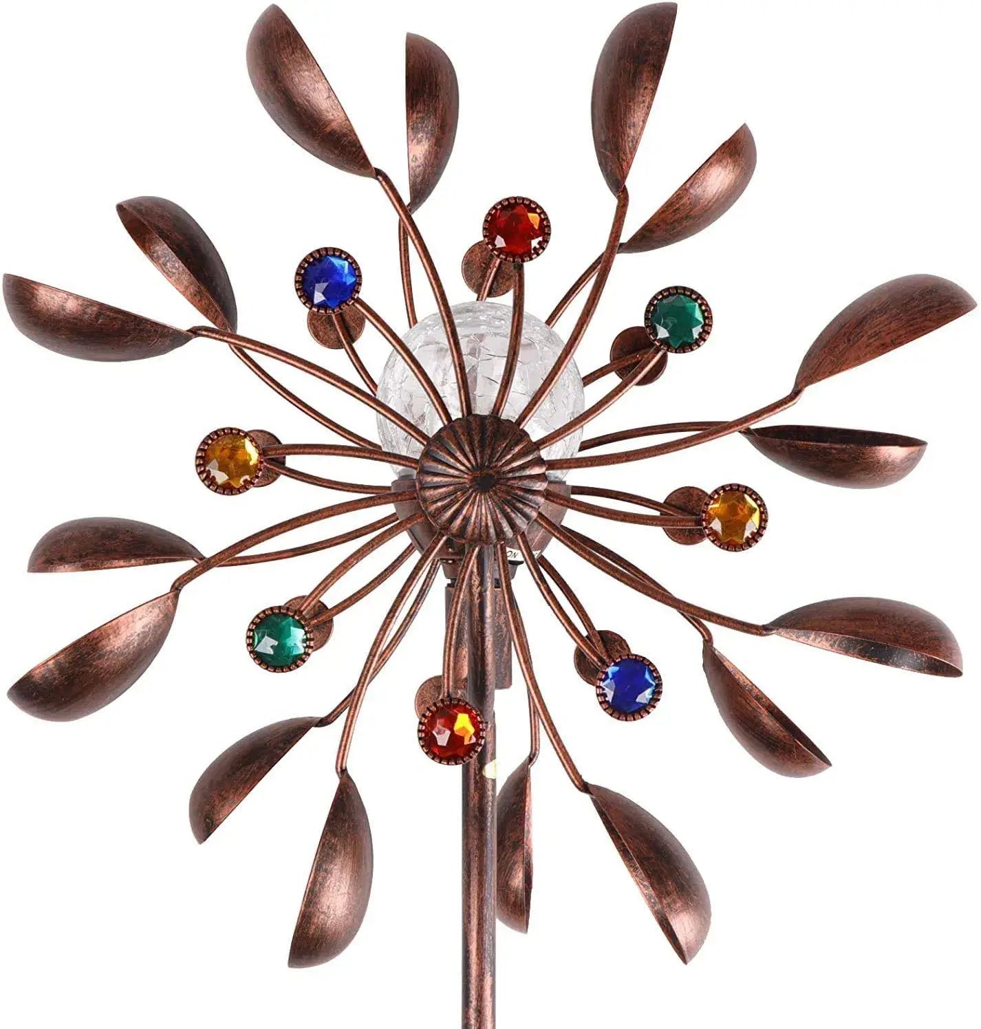 Moderne hagekunst: Vindspinner med metallblader og glødende solcelledrevet glasskule.