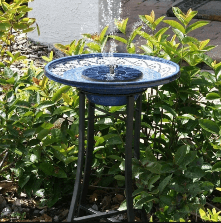 Detalj av vannstråler fra soldrevet LED hagefontene. Dynamisk vannfunksjon.