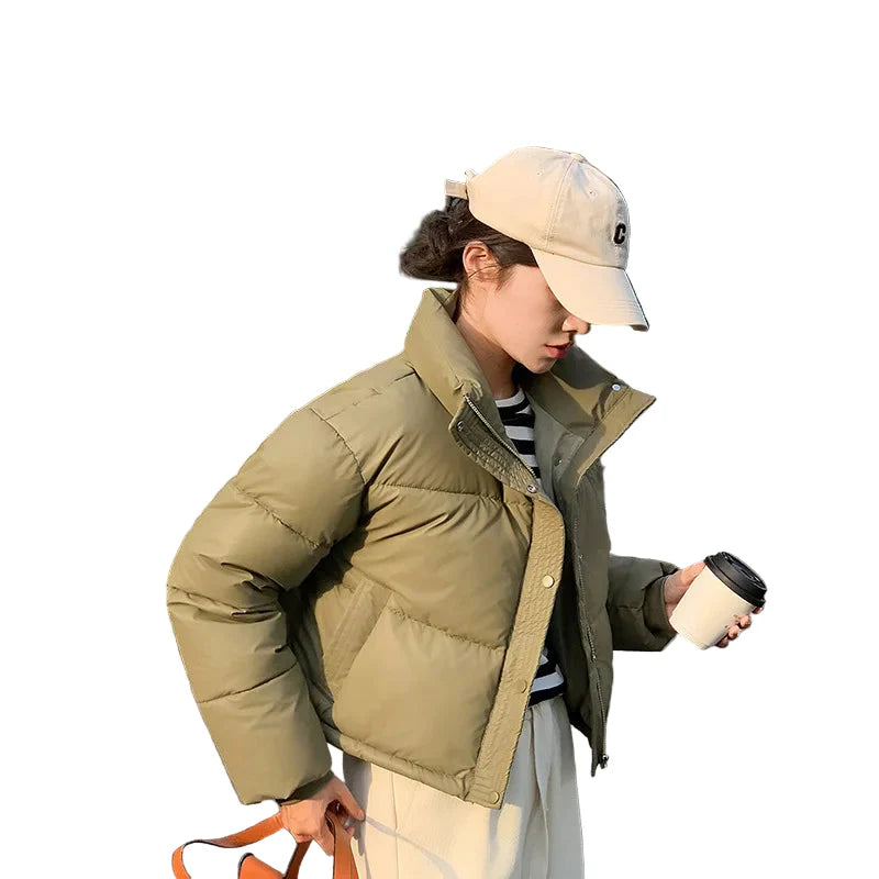 Sort dame vinterjakke, cropped puffer med ståkrage. Trendy og varm ytterjakke med glidelås for kvinner.