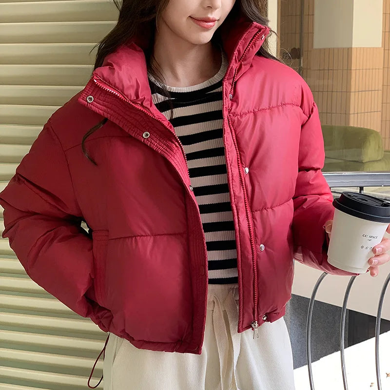 Dame ytterjakke, cropped puffer med markant ståkrage. En moderne og varm vinterjakke for urbane antrekk.
