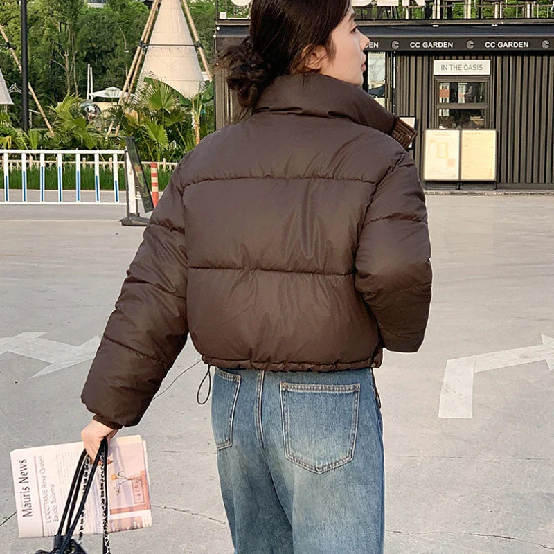 Trendy cropped vinterjakke for dame. Varm pufferjakke med glidelås og elegant ståkrage, ideell for kulde.
