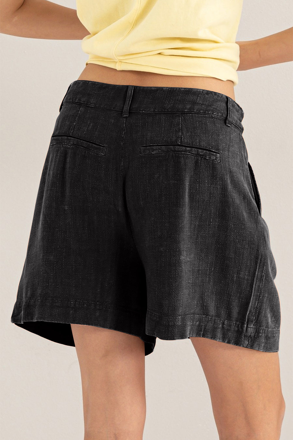 Komfortable svarte high-waist shorts for kvinner, perfekt for casual sommerantrekk.