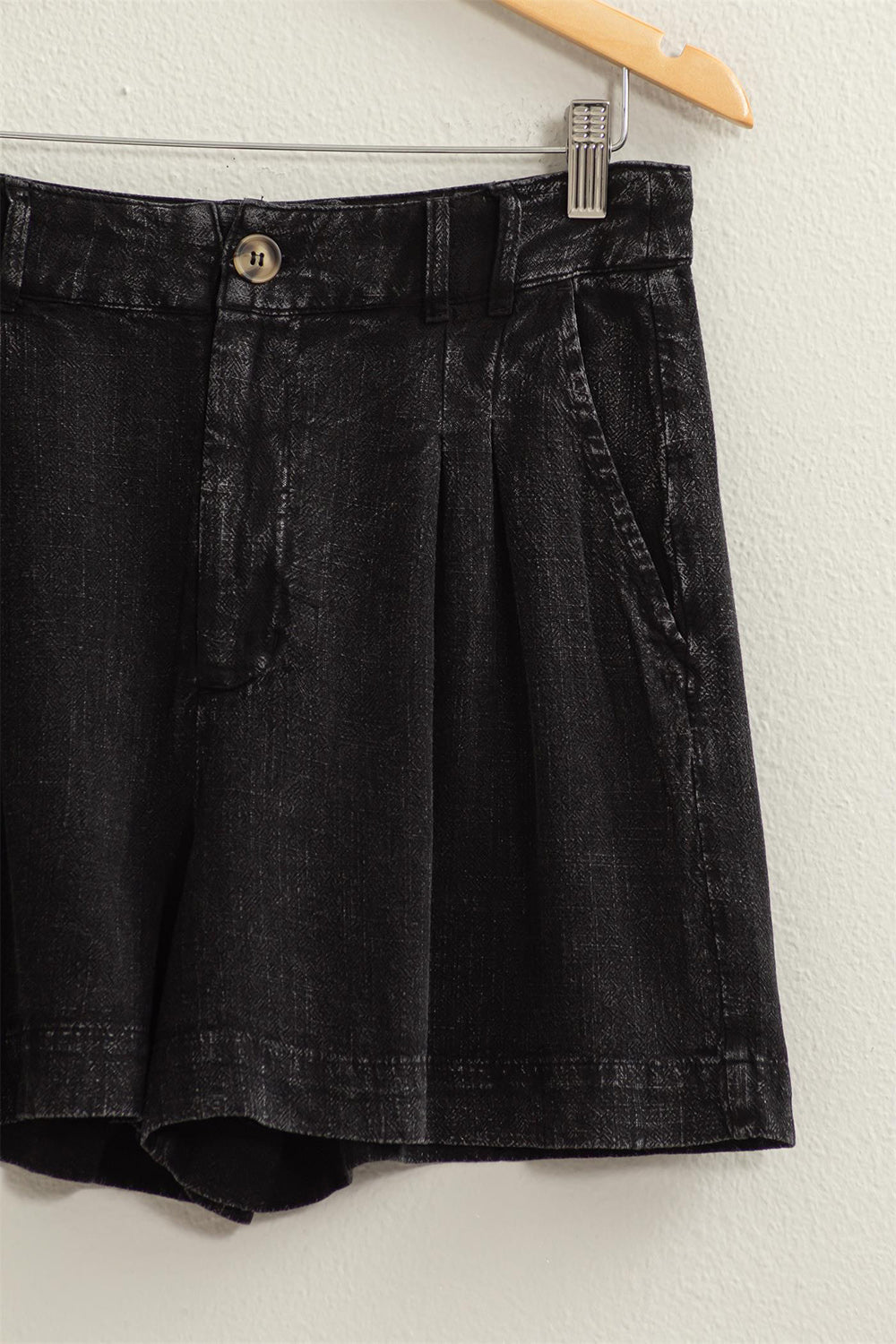 Allsidige sorte dameshorts for sommer, med komfortabel høy midje og pene folder.