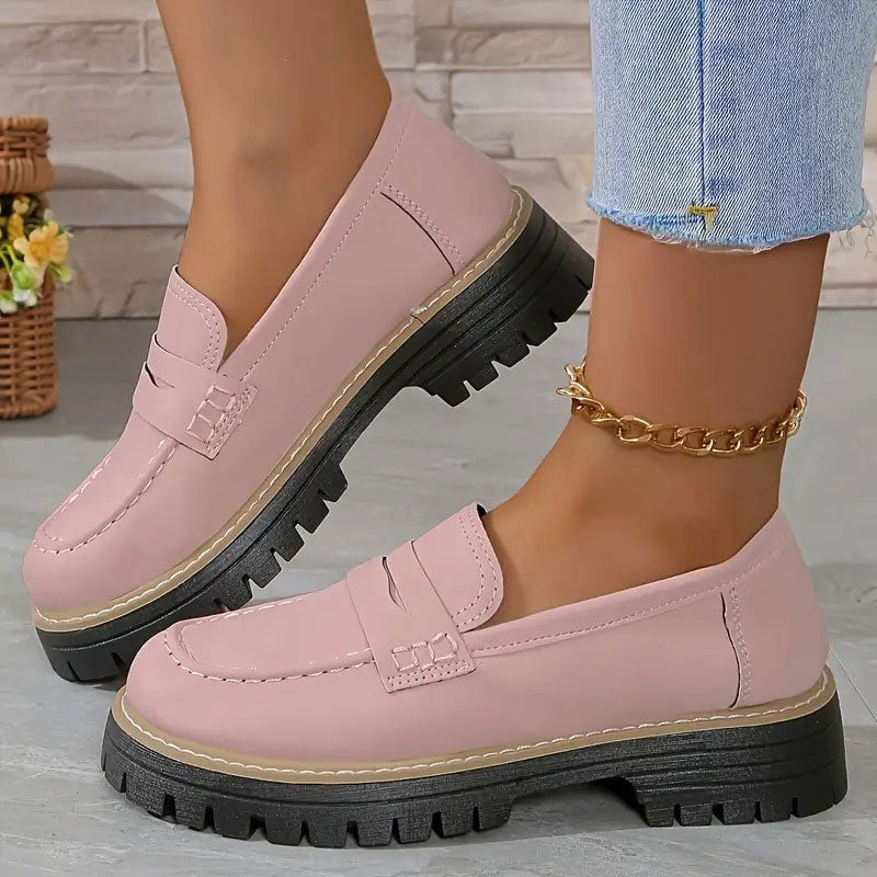 Kvinne slip-on loafers med markant chunky såle og klassisk design. Komfortable og trendy hverdagssko.
